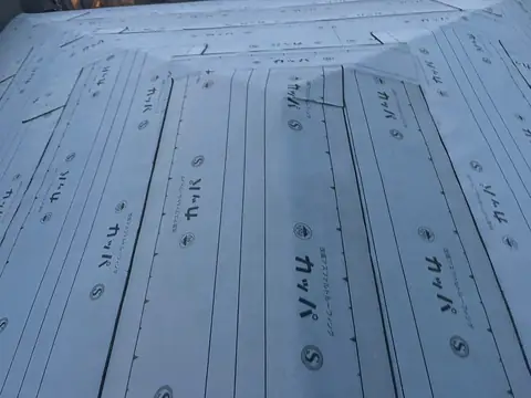 葺き替え工事の下地に防水シートを張り終えた屋根