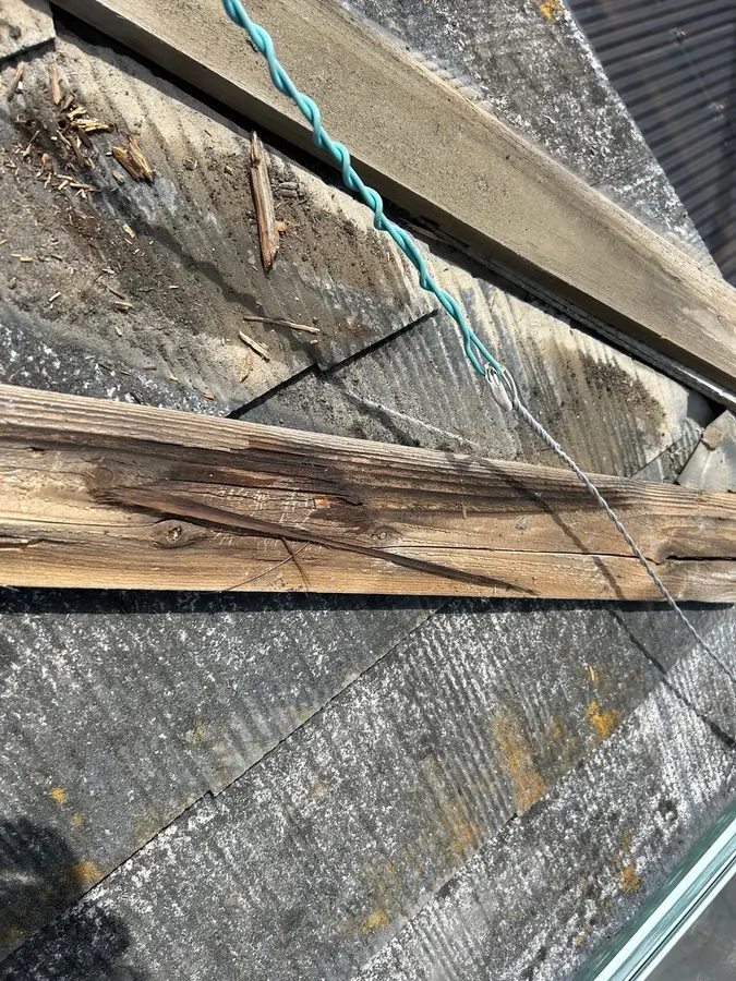 棟板金の下で腐食して割れていた貫板