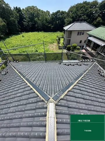 垂木を新しくして棟を組み直した屋根