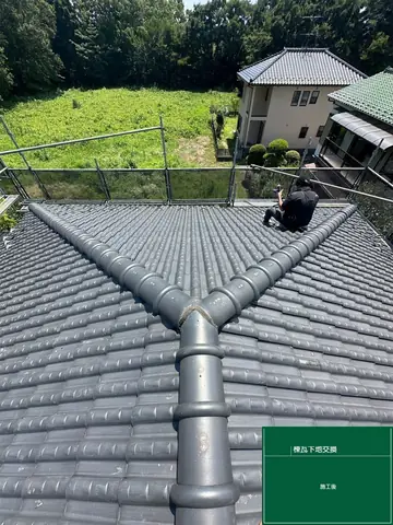 棟瓦を外す前の和瓦屋根